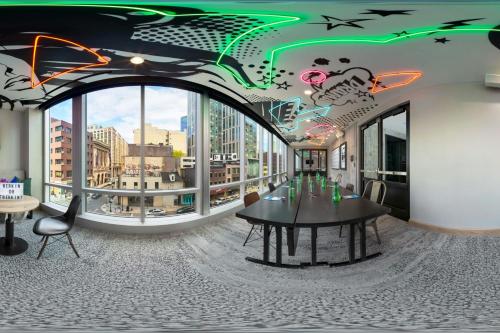 Restaurant ou autre lieu de restauration dans l'établissement Moxy Boston Downtown