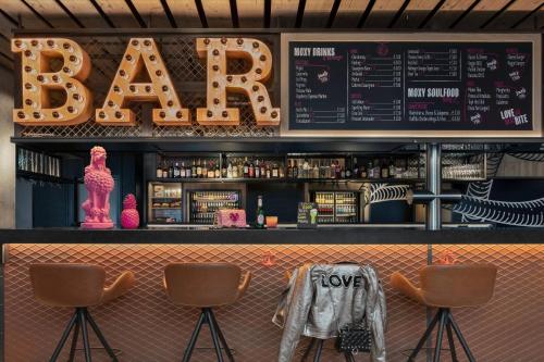 Lounge nebo bar v ubytování Moxy Bremen