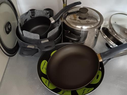 a frying pan on a stove with a pot at Cuore di toscana in Colle Val D'Elsa