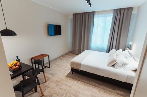 a hotel room with a bed and a table and a desk at Departamentos nuevos, excelente ubicación en el centro de Salta in Salta