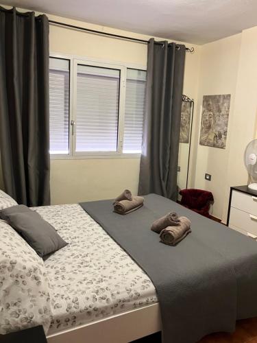sypialnia z łóżkiem i dwoma ręcznikami na nim w obiekcie La Isla House 5 minuti Centro-Spiaggia Corralejo w Corralejo