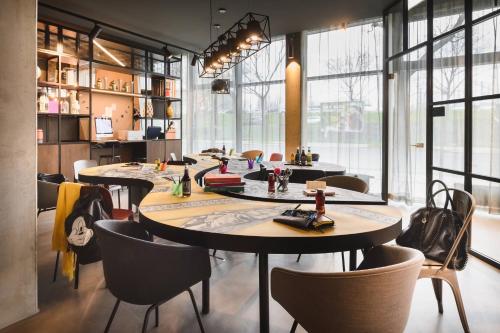 Un restaurante u otro lugar para comer en Moxy Dresden Neustadt