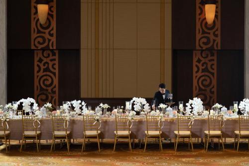 a man standing in front of a long table at Sheraton Hua Hin Resort & Spa in Cha Am