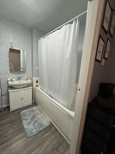 Ένα μπάνιο στο Spare room available, female only!