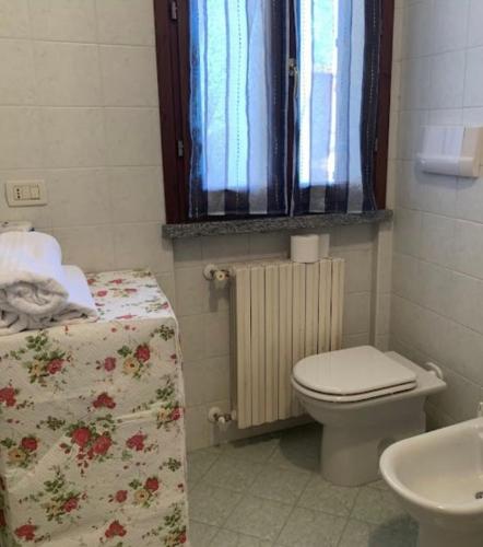 オーリオ・アル・セーリオにあるApartament Orio 3のバスルーム(ベッド1台、トイレ、シンク付)