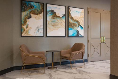 a waiting room with three chairs and a table at Sheraton Suites Columbus Worthington in Columbus