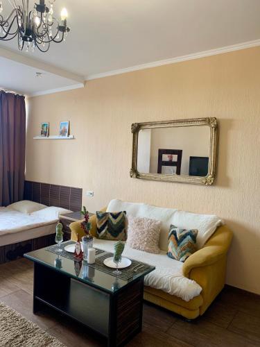 Un pat sau paturi într-o cameră la Apartment Alla