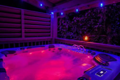 Ryes and Shine Bootlegger's Cabin! Hot Tub* Pool* Arcade* Billiards *EV * Pet Friendly photo 4