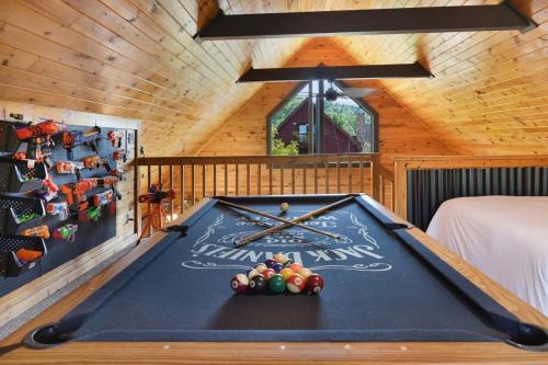 Ryes and Shine Bootlegger's Cabin! Hot Tub* Pool* Arcade* Billiards *EV * Pet Friendly photo 23