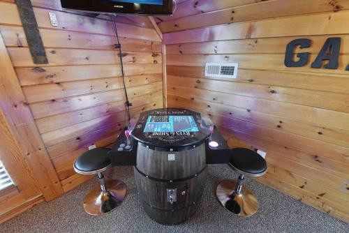 Ryes and Shine Bootlegger's Cabin! Hot Tub* Pool* Arcade* Billiards *EV * Pet Friendly photo 6
