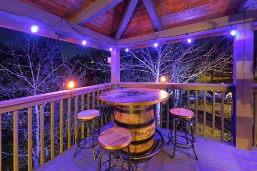 Ryes and Shine Bootlegger's Cabin! Hot Tub* Pool* Arcade* Billiards *EV * Pet Friendly photo 11