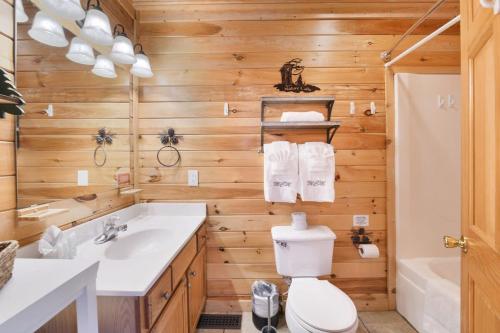 Ryes and Shine Bootlegger's Cabin! Hot Tub* Pool* Arcade* Billiards *EV * Pet Friendly photo 29