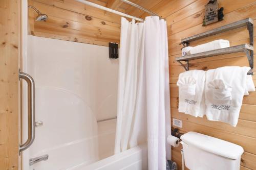 Ryes and Shine Bootlegger's Cabin! Hot Tub* Pool* Arcade* Billiards *EV * Pet Friendly photo 31