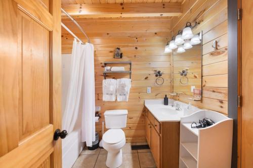 Ryes and Shine Bootlegger's Cabin! Hot Tub* Pool* Arcade* Billiards *EV * Pet Friendly photo 32