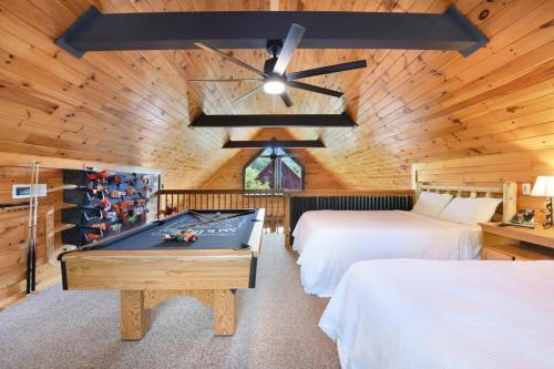 Ryes and Shine Bootlegger's Cabin! Hot Tub* Pool* Arcade* Billiards *EV * Pet Friendly photo 35
