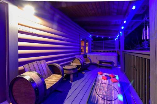 Ryes and Shine Bootlegger's Cabin! Hot Tub* Pool* Arcade* Billiards *EV * Pet Friendly photo 3
