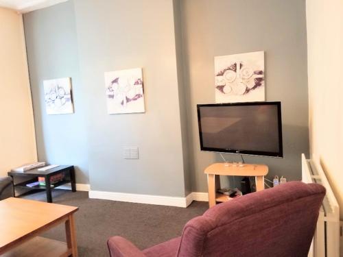 a living room with a tv and a couch at En-suite Double Room 277GC2 Salford Manchester in Manchester