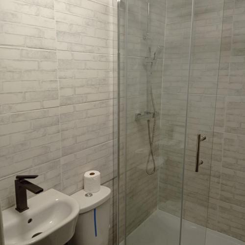 a bathroom with a shower and a toilet and a sink at En-suite Double Room 277GC2 Salford Manchester in Manchester