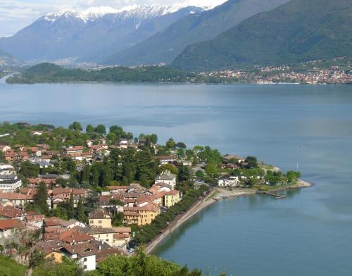 a town on the shore of a large body of water at Hotel Vischi in Domaso