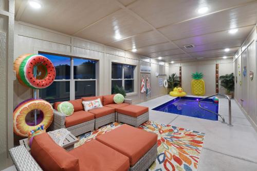 Bazén v ubytování Walk To Parkway - Indoor Pool - Treehouse Loft PS5 nebo v jeho okolí