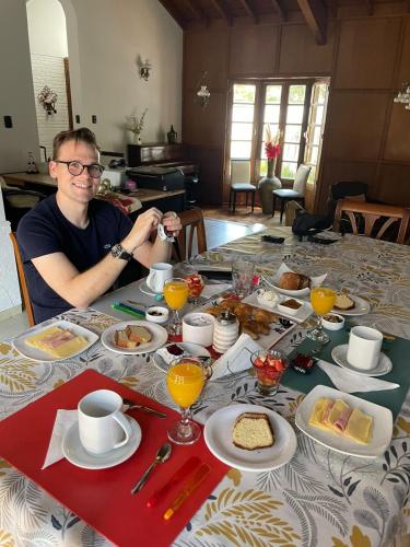 Blue Sky Mendoza في ميندوزا: رجل يلتقط صورة لطاولة مليئة بالطعام