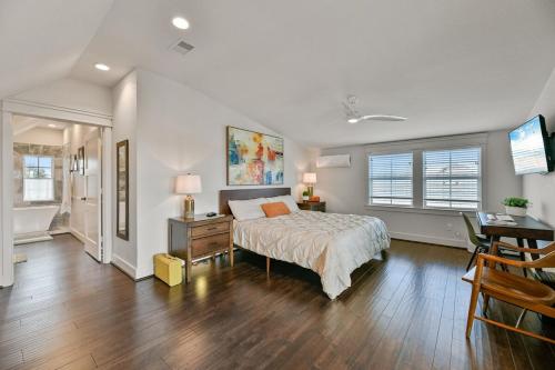 une chambre avec un lit, une table et un bureau dans l'établissement Sun and Lake, à Dickinson