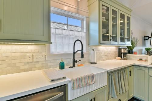 une cuisine avec un évier et une fenêtre dans l'établissement Sun and Lake, à Dickinson