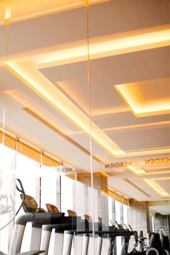 a gym with a ceiling with a row of chairs at Le Méridien Qingdao l Instagrammable l CBD l Nearby seaside,nearby May 4th Square in Qingdao