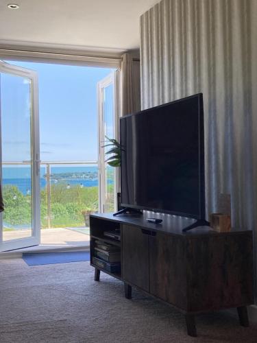 Μια τηλεόραση ή/και κέντρο ψυχαγωγίας στο Brixham View House -Spectacular views over the bay and close to beach with parking