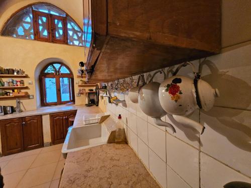 Kuchyň nebo kuchyňský kout v ubytování Beit Ain al Haya