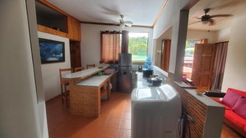 ケポスにあるApartamento Casa Lauraのソファとテーブルのあるキッチンとリビングルーム