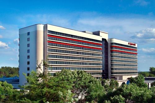 a large office building with a sota sign on it at BWI Airport Marriott in Linthicum Heights