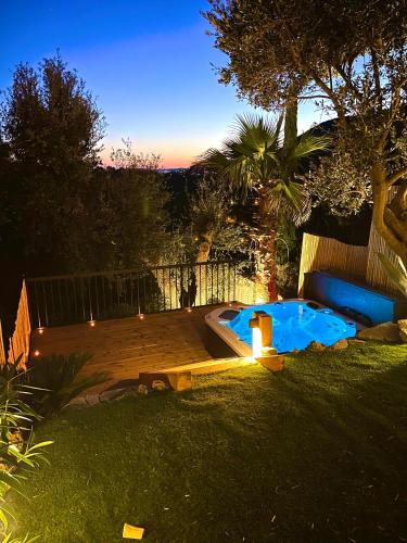 une cour arrière avec une piscine et une terrasse en bois dans l'établissement Villa La Belle, à Cavalaire-sur-Mer