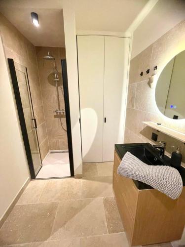 une salle de bain avec douche et lavabo dans l'établissement Villa La Belle, à Cavalaire-sur-Mer