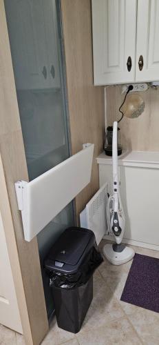 une salle de bain avec une douche en verre et des toilettes dans l'établissement studio Chêne, à Bezons