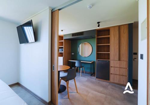 a room with a kitchen and a dining room with a table at Almasur Providencia in Santiago