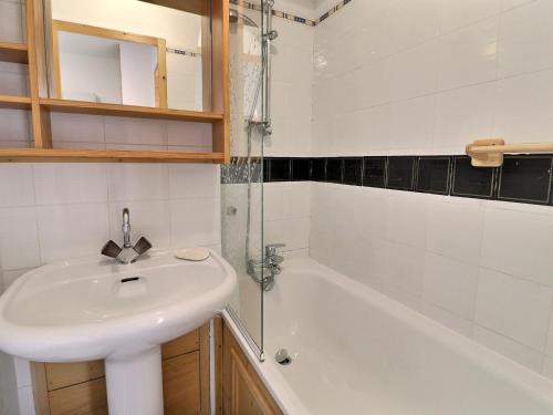 une salle de bain avec un lavabo et une baignoire dans l'établissement Charmant Duplex sur Pistes, Orienté Sud, 2 Chambres, Mezzanine, Équipé, Calme - FR-1-182-212, à Les Allues