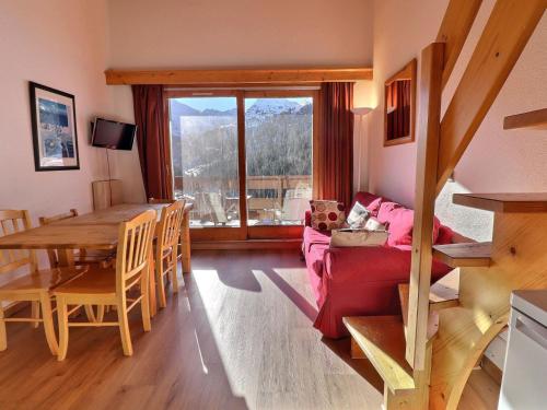 un salon avec une table et un canapé et une salle à manger dans l'établissement Charmant Duplex sur Pistes, Orienté Sud, 2 Chambres, Mezzanine, Équipé, Calme - FR-1-182-212, à Les Allues