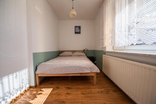 Postel nebo postele na pokoji v ubytování Pokoje gościnne Niklówka pod kolejką na Skrzyczne