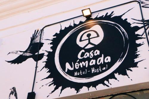 a sign on the side of a building at Casa Nomada San Cristobal Hostal - Hotel in San Cristóbal de Las Casas