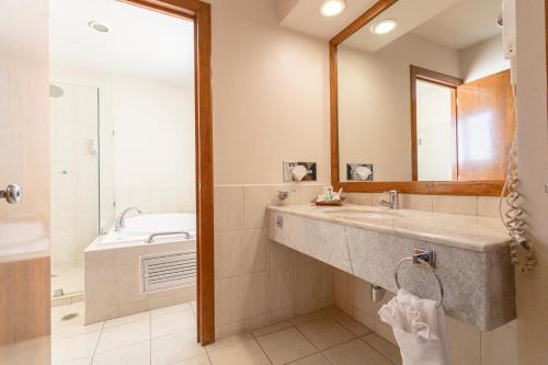 Koupelna v ubytování Plaza Uruapan Hotel 