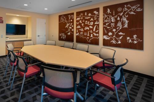 a conference room with a table and chairs at TownePlace Suites by Marriott Milwaukee Oak Creek in Oak Creek