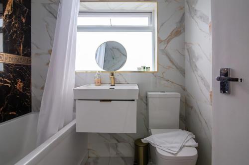 a bathroom with a sink and a mirror at Saintbury House in Glenfield