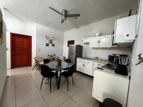 a kitchen with a table and chairs and a refrigerator at Liah Amplio y Cómodo cuarto privado en Zapopan in Guadalajara