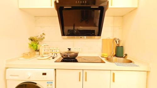 Kuchyň nebo kuchyňský kout v ubytování Shanghai Hills & Aromahome UrbanLuxe Family bnb close to Mid Huaihai rd