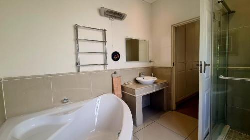 un bagno con vasca, lavandino e doccia di Fun at Beach a Kenton-on-Sea