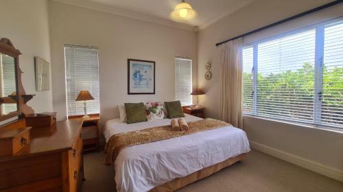 una camera da letto con un letto con un orsacchiotto sopra di Fun at Beach a Kenton-on-Sea