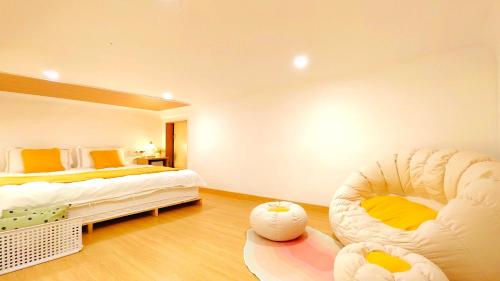 Postel nebo postele na pokoji v ubytování Shanghai Hills & Aromahome UrbanLuxe Family bnb close to Mid Huaihai rd