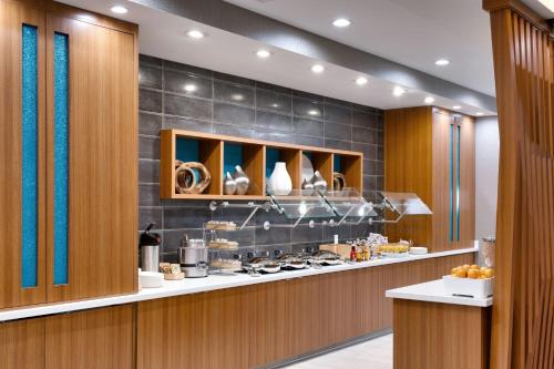 SpringHill Suites by Marriott Cottonwoodにあるキッチンまたは簡易キッチン