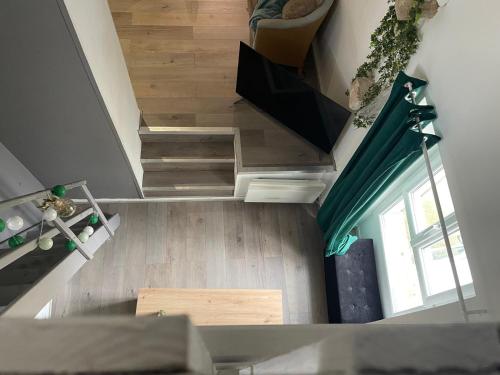 une vue aérienne d'un escalier dans une maison dans l'établissement Petit appartement atypique, à Tousson